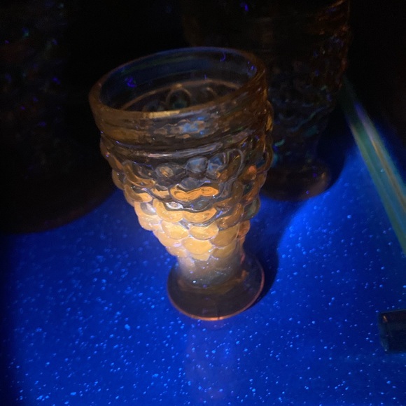 Vintage amber glass decanter and cup set UV reactive grape motif - Picture 9 of 14